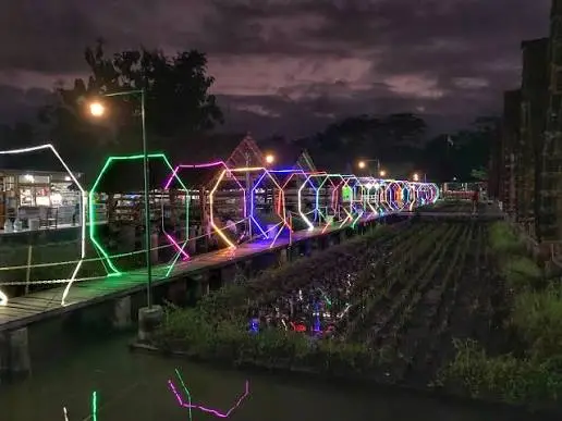 Pemandangan malam lembah desa disertai lampu berkilau indah